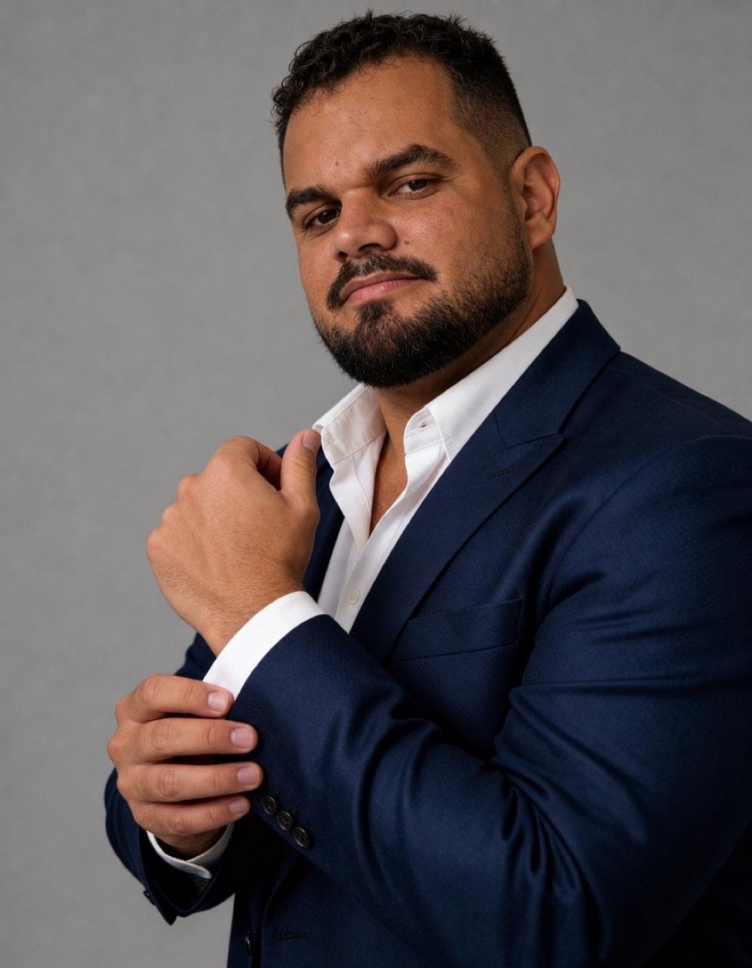 Wesley Oliveira, o Seller, de terno azul-marinho